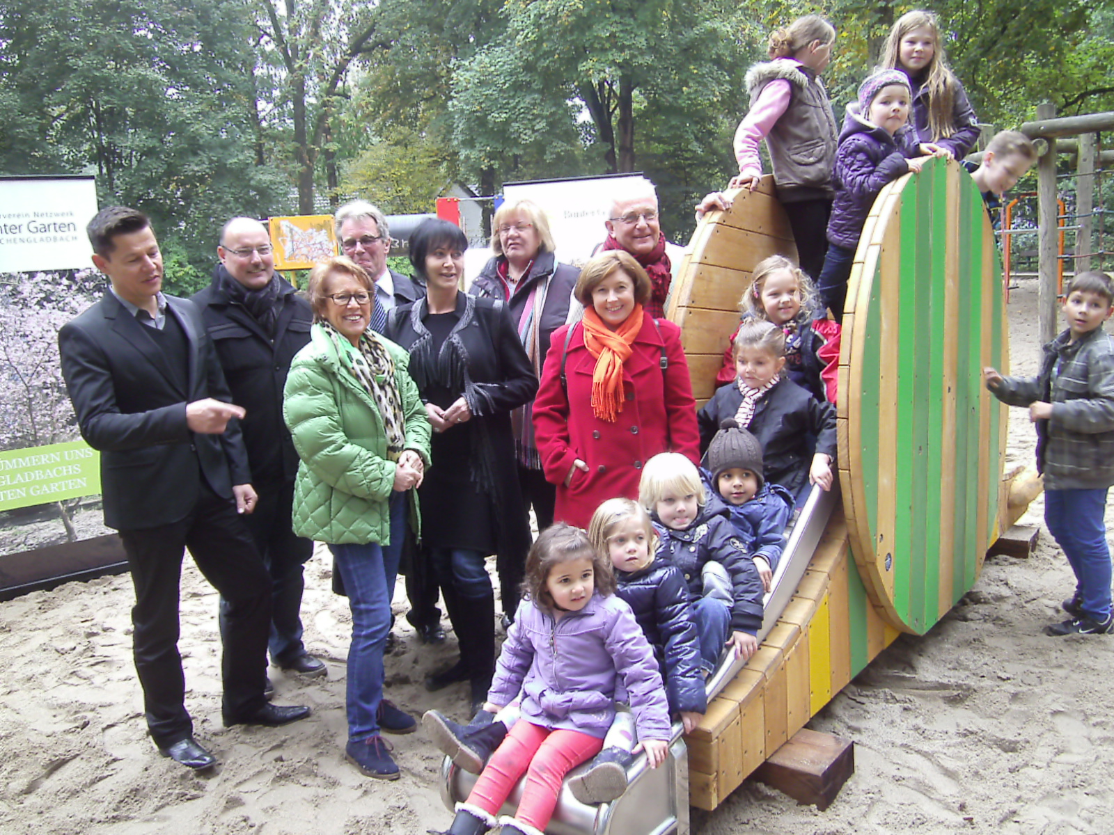 Kinder stürmen Rutsche im Bunten Garten