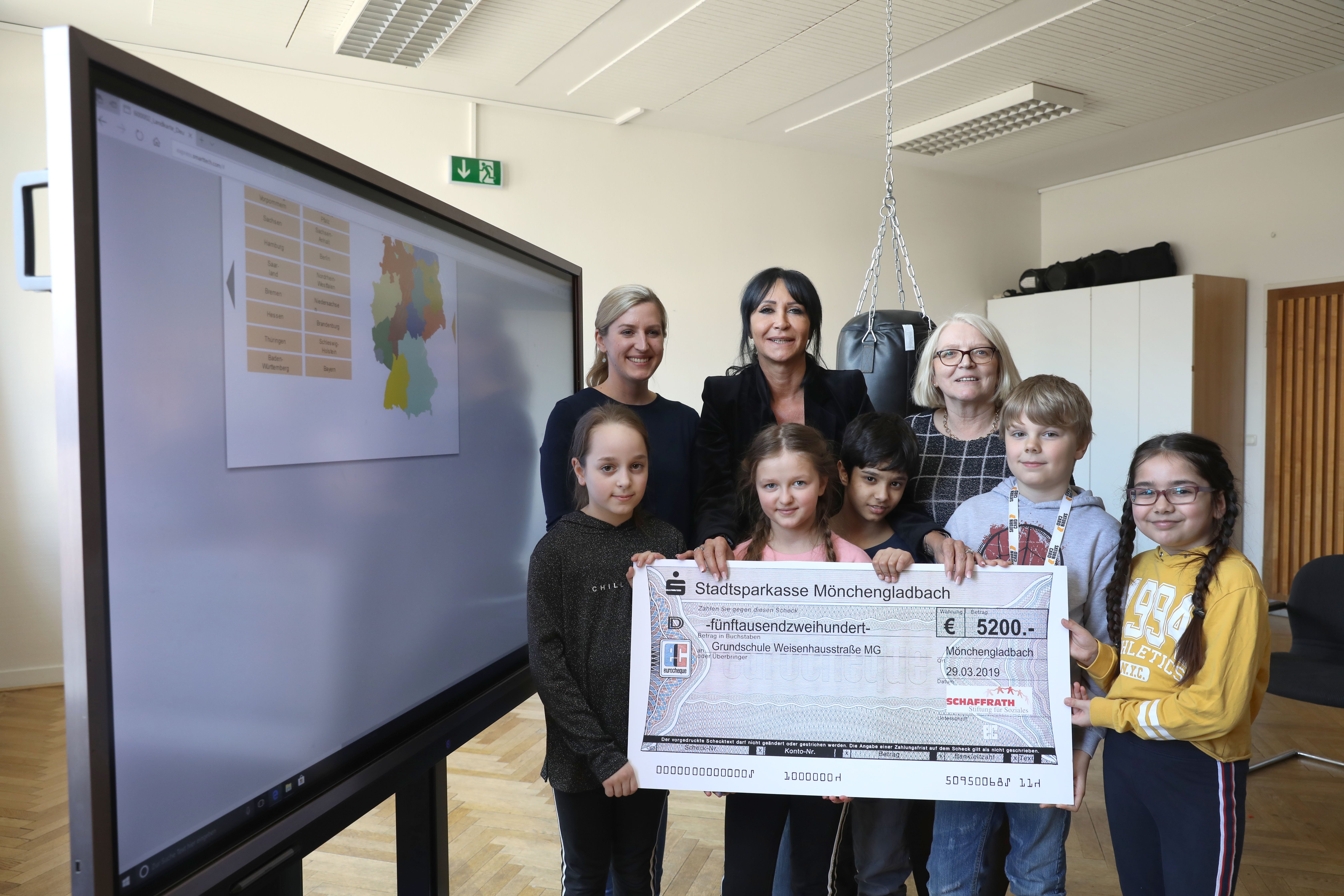 Ein interaktives Board holt den Grundschülern die Welt ins Rheydter Klassenzimmer